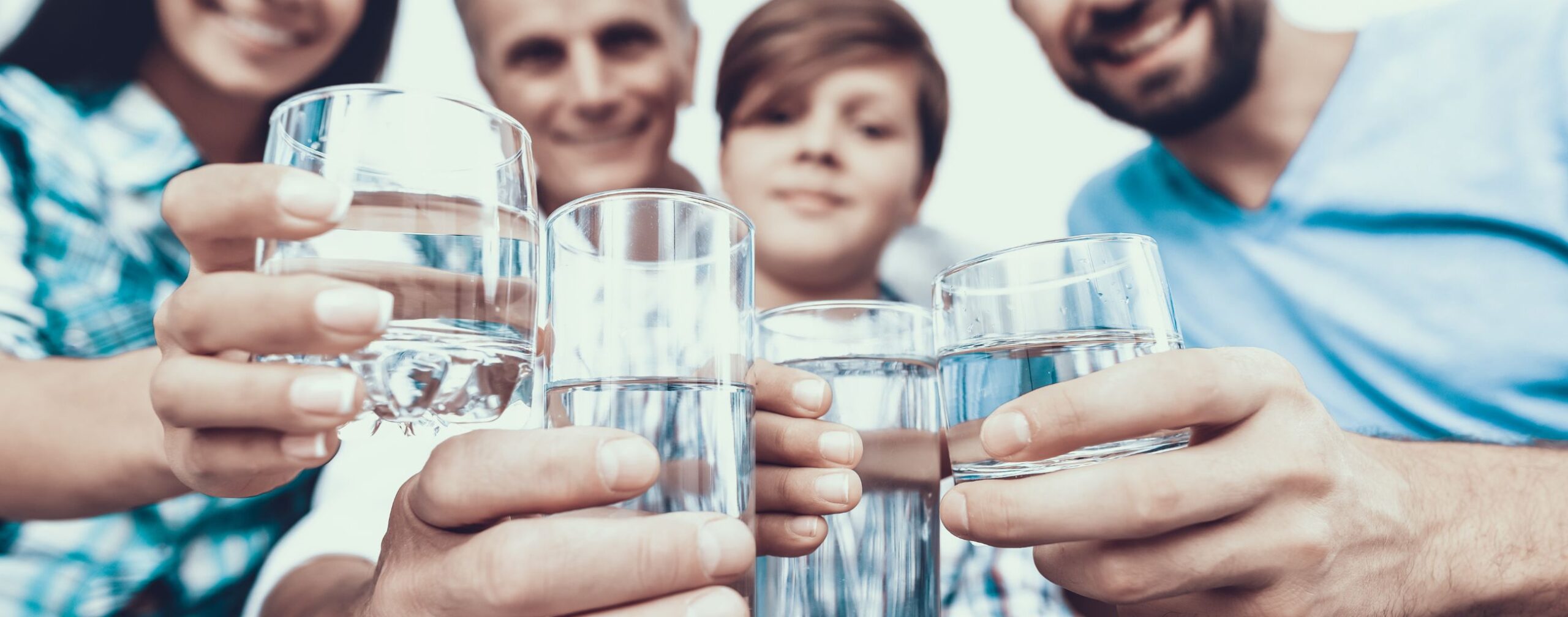 familia bebe agua pura grifo